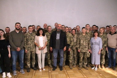 Одразу 7 військових підрозділів Львівщини отримали в подарунок книги за програмою "Військо Читає"