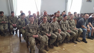 Одразу 7 військових підрозділів Львівщини отримали в подарунок книги за програмою "Військо Читає"