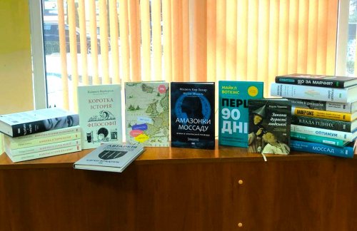 Передали бібліотеці міста Ізюм книжки в рамках програми "Військо читає"