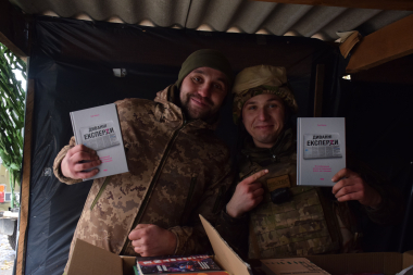 У жовтні 8 військових підрозділів отримали від нас книги у рамках програми "Військо Читає"