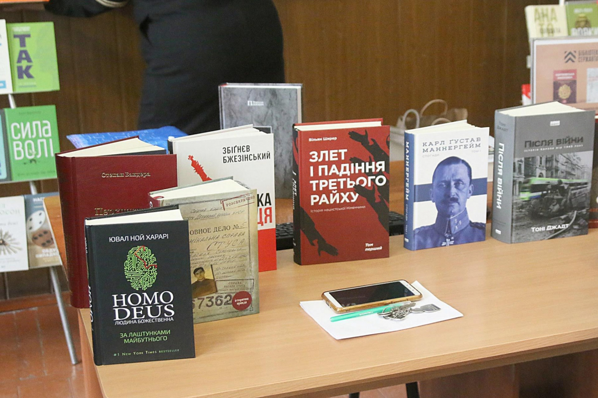 Sergeant Library: Kamianets-Podilsky Lyceum with enhanced military-physical training will receive more than 700 outlook books, with the support of UKF and Our Format