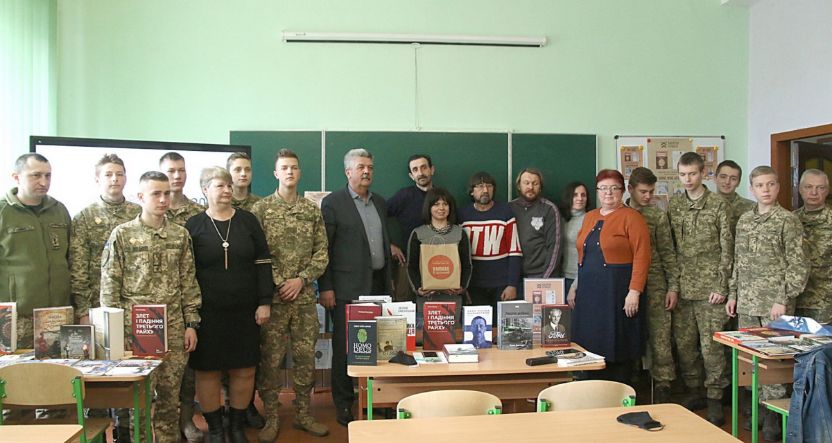 Kamianets-Podilskyi Lyceum received more than 700 books as part of the sergeant's Library Project