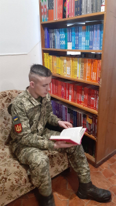Almost 500 books on the Army Program are donated to artillerymen