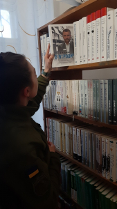 Almost 500 books on the Army Program are donated to artillerymen